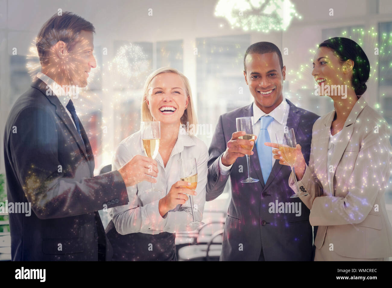 Business Team feiert mit Champagner gegen buntes Feuerwerk explodierenden auf schwarzem Hintergrund Stockfoto
