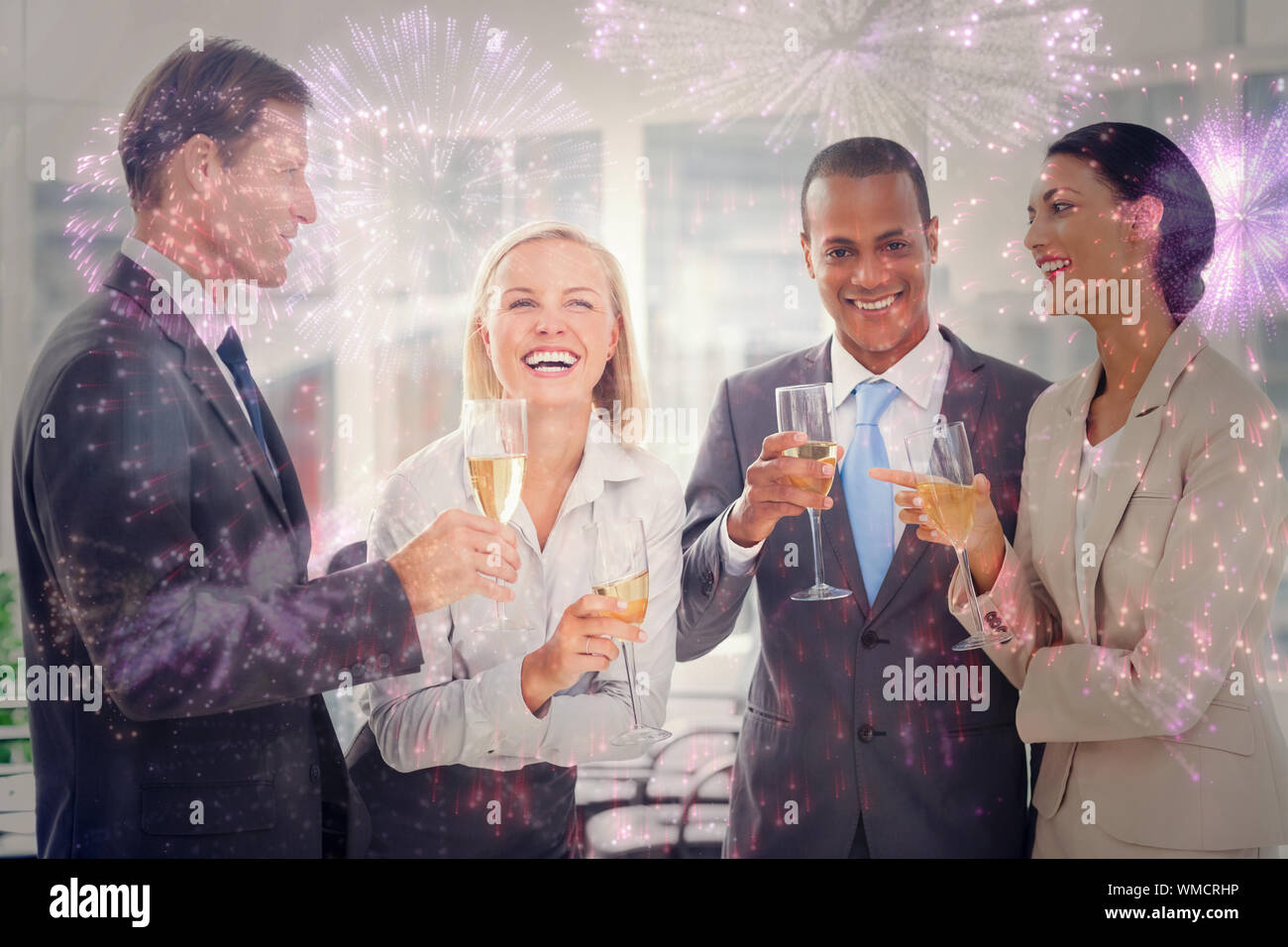 Business Team feiert mit Champagner gegen buntes Feuerwerk explodierenden auf schwarzem Hintergrund Stockfoto