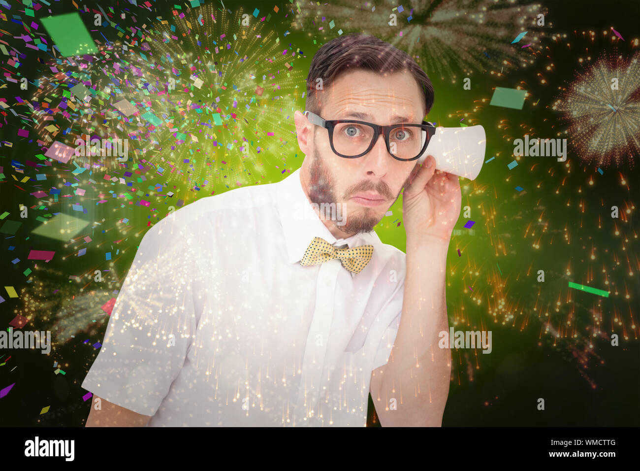Geeky Geschäftsmann Abhören mit Cup gegen buntes Feuerwerk explodierenden auf schwarzem Hintergrund Stockfoto