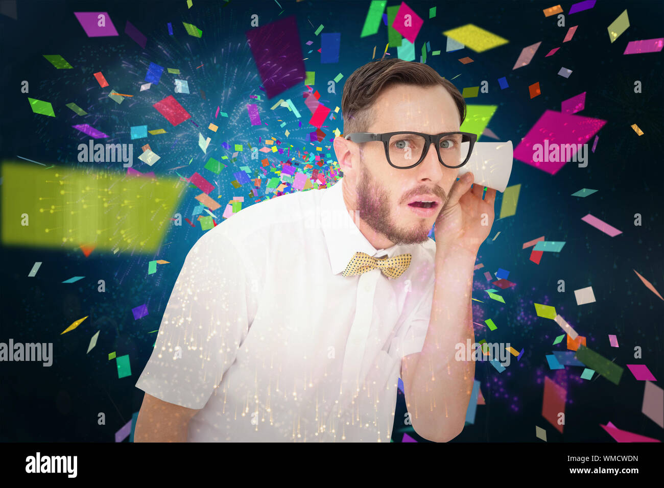 Geeky Geschäftsmann Abhören mit Cup gegen buntes Feuerwerk explodierenden auf schwarzem Hintergrund Stockfoto