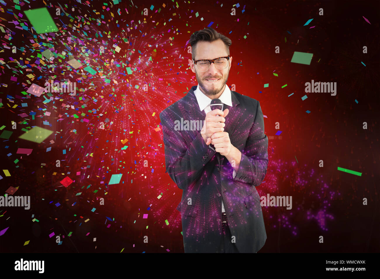 Hipster Geschäftsmann eine Rede gegen die bunten Feuerwerk explodierenden auf schwarzem Hintergrund Stockfoto