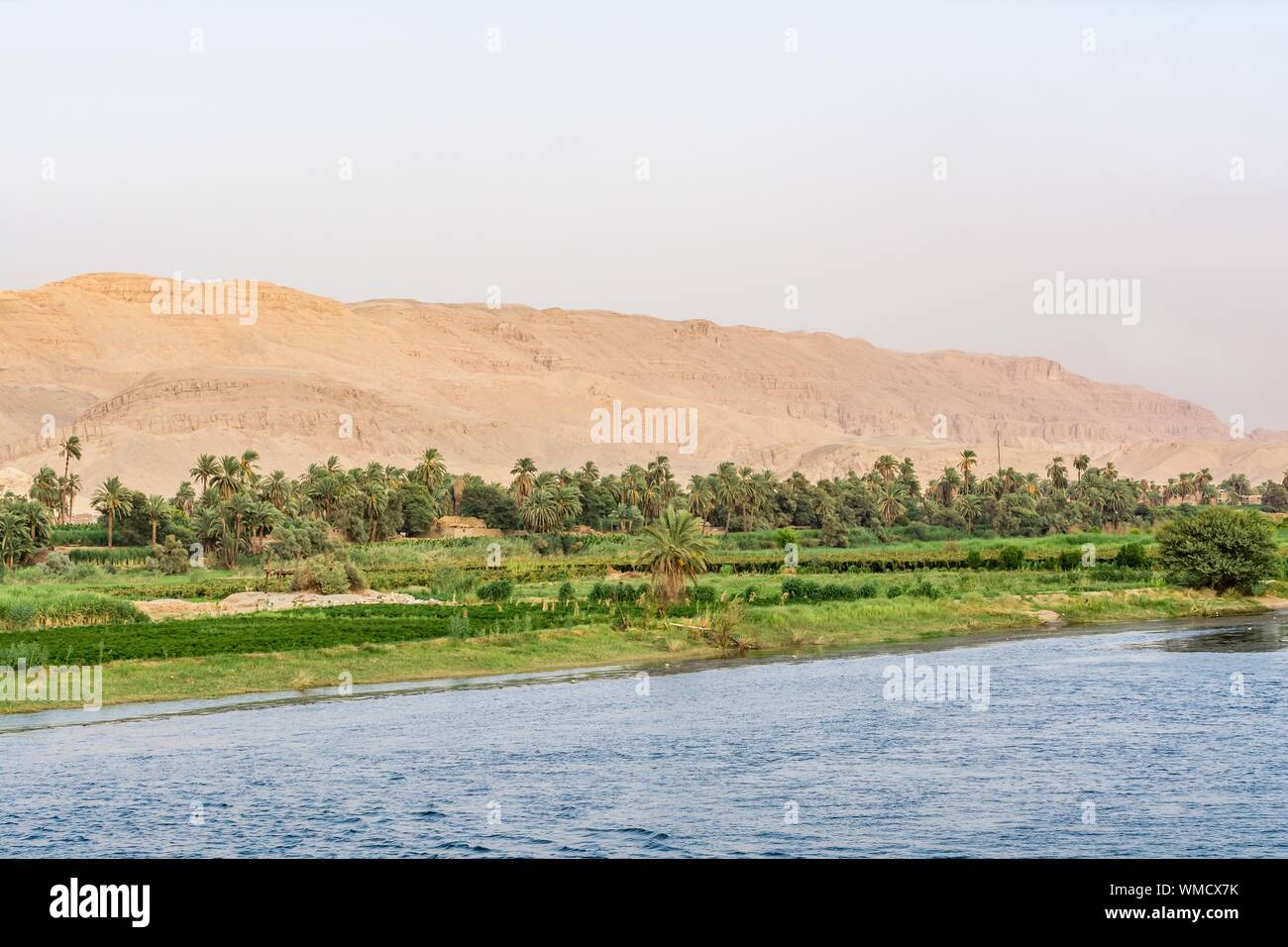 Bank von Nil während der touristischen Kreuzfahrt gesehen, Ägypten Stockfoto