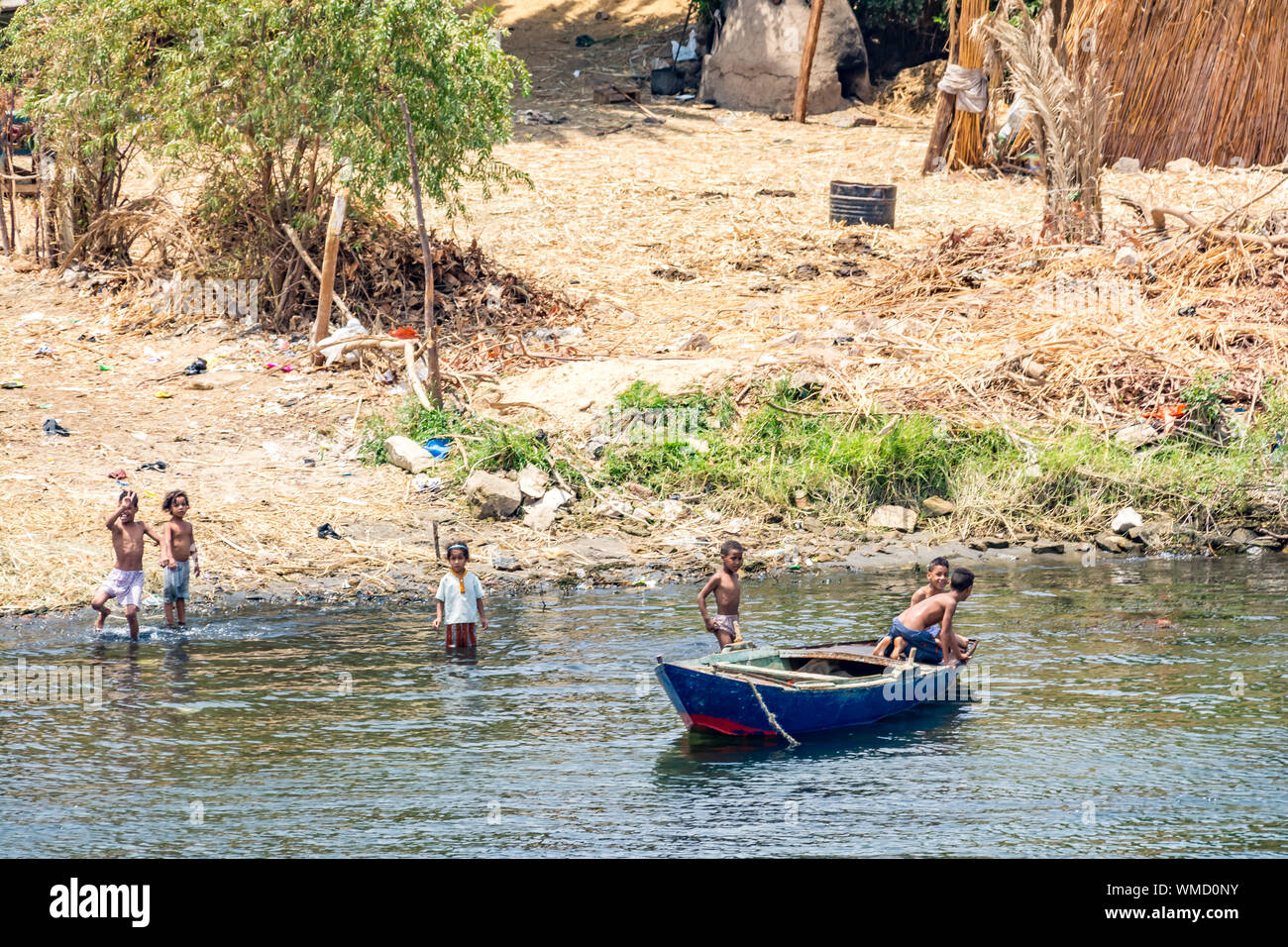 Arme Kinder spielen am Ufer des Nils, Ägypten Stockfoto