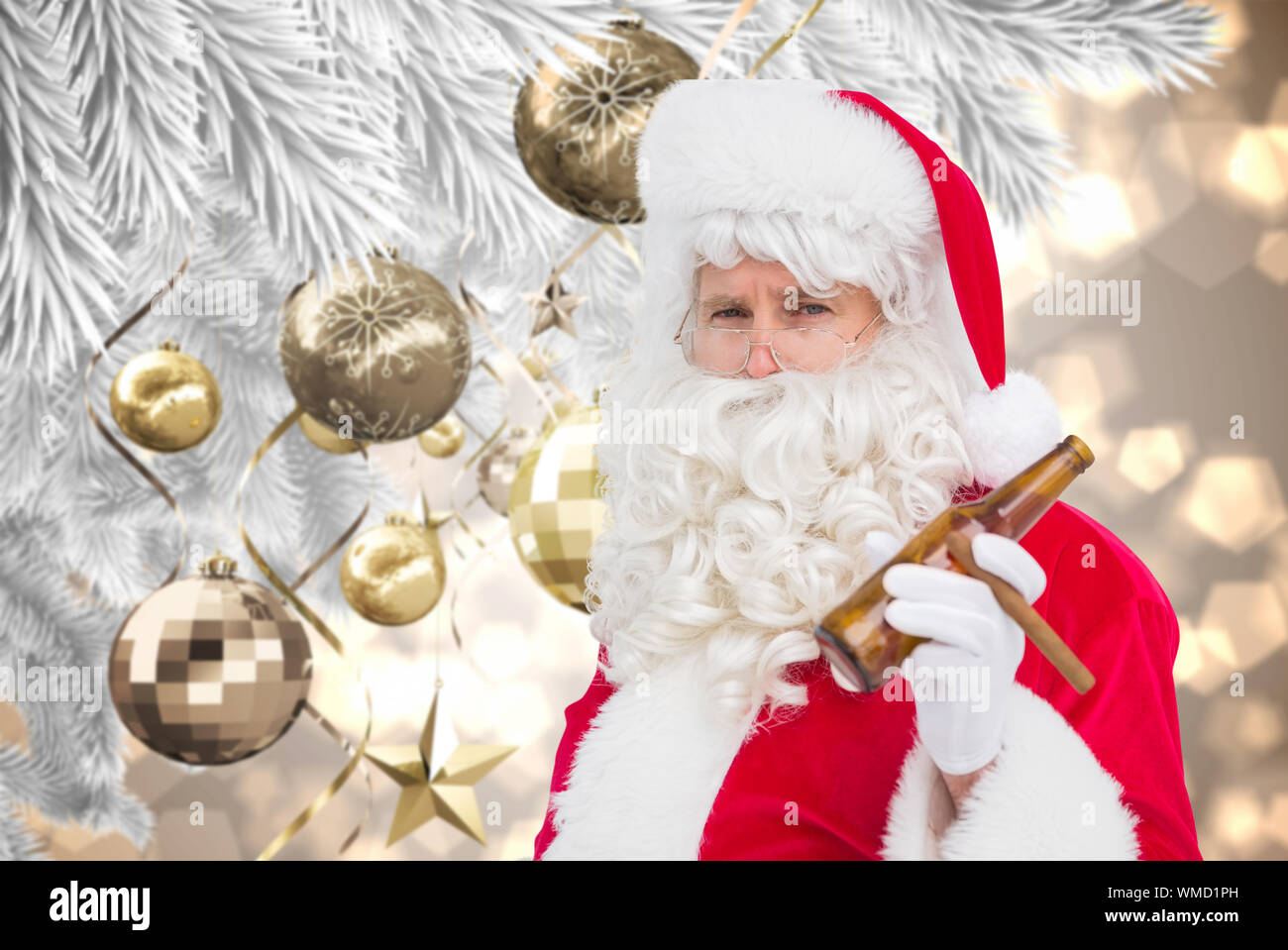 Santa Claus mit Bier und Zigarre vor Weihnachten Dekorationen auf Zweig Stockfoto