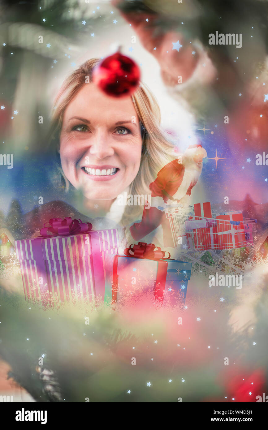 Das zusammengesetzte Bild von Santa schiebt einen Einkaufswagen gegen Schnee fallen Stockfoto