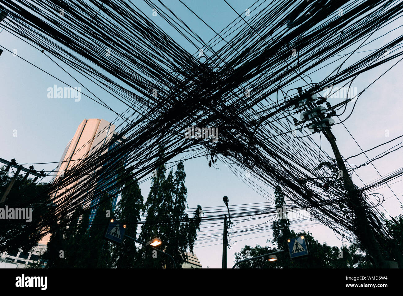 Unscharf, unordentlichen elektrische Leitungen in Indien. Aufgedeckt Lichtleitertechnik open air im Freien in asiatischen Städten Stockfoto