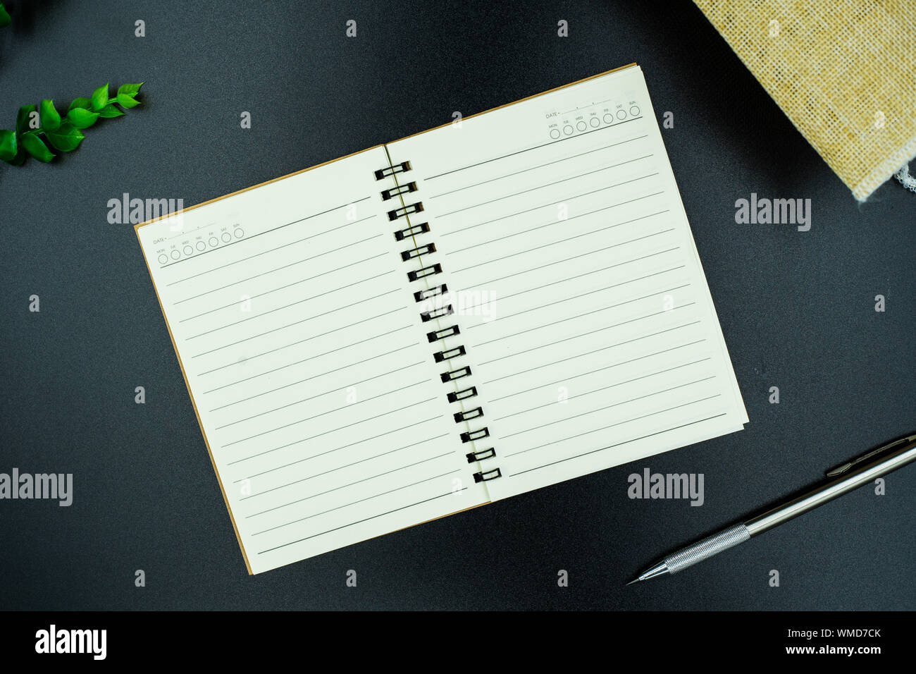 Leer notebook auf schwarzem Hintergrund Stockfoto