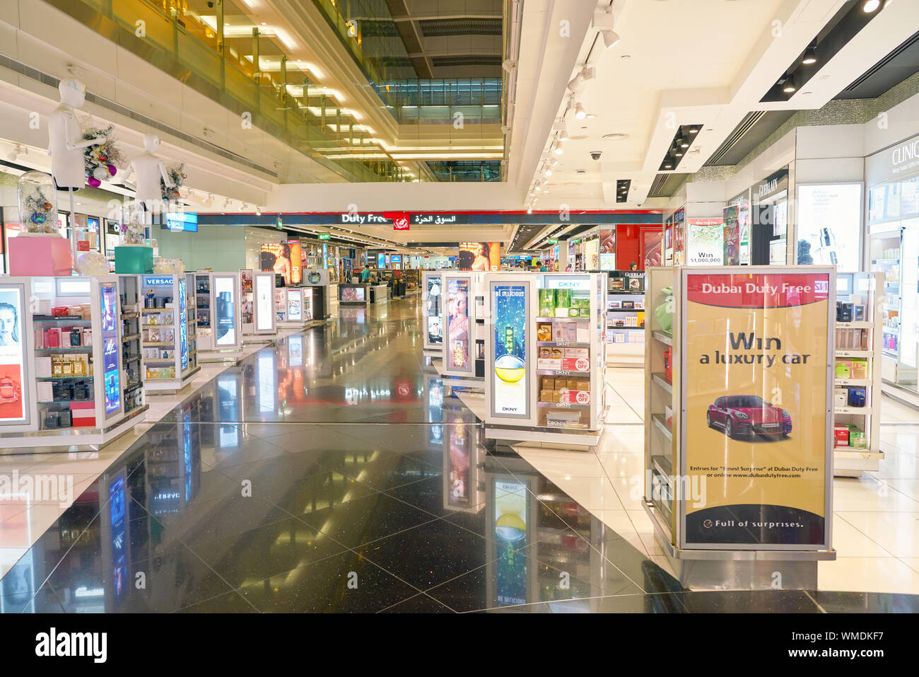 DUBAI, VAE - ca. Januar 2019: Parfüme und Kosmetik Produkte auf Anzeige am Dubai International Airport. Stockfoto