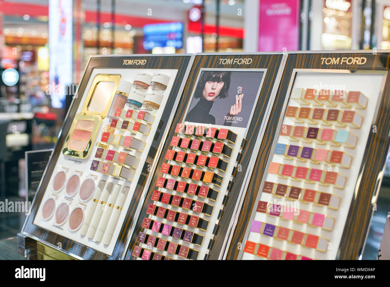 DUBAI, VAE - ca. Februar 2019: Tom Ford Make-up-Produkte auf Anzeige am Dubai International Airport. Stockfoto