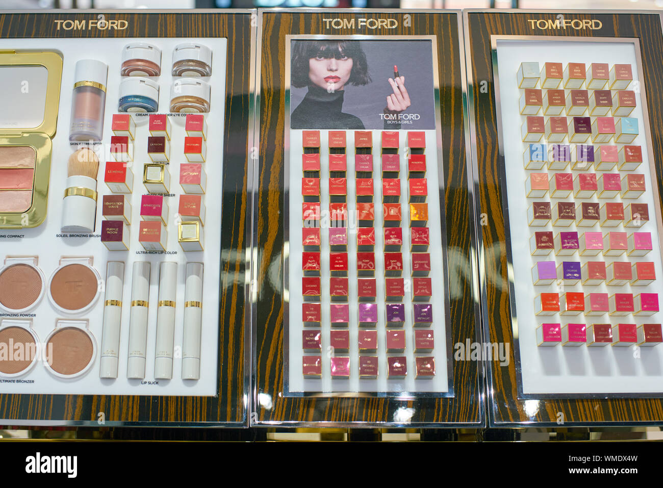 DUBAI, VAE - ca. Februar 2019: Tom Ford Make-up-Produkte auf Anzeige am Dubai International Airport. Stockfoto