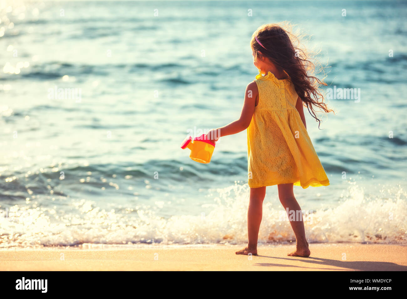 Kleine Mädchen Spielen Am Strand Stockfotografie Alamy 0042