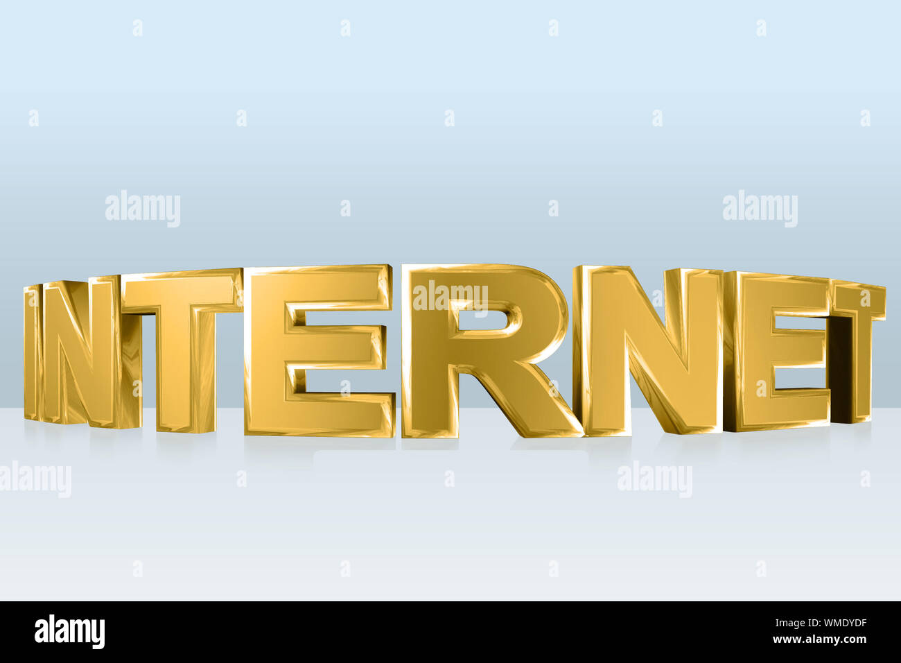 3d gold Internet Wort, Symbol auf hellblauem Hintergrund. Stockfoto