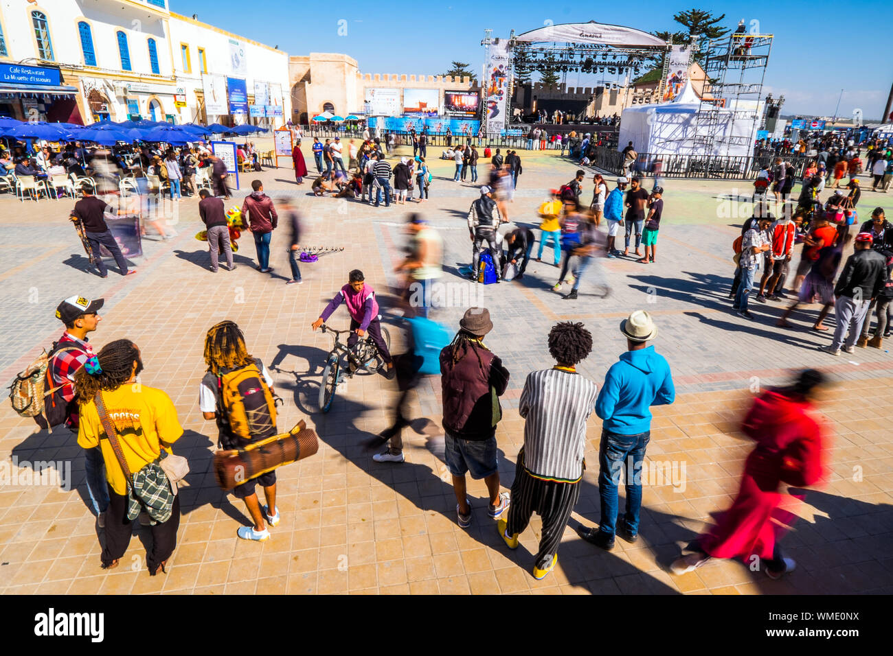 Masse der Festivalbesucher am Essaouira Gnawa Music Festival, Marokko Stockfoto