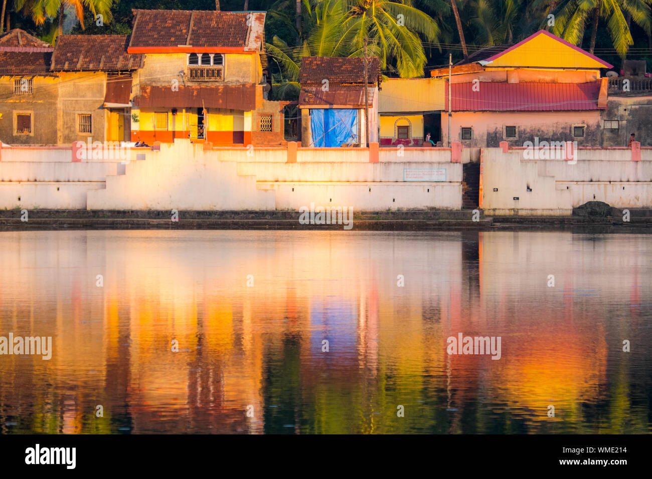 Gebäude in den heiligen See bei Gokarna, Indien wider Stockfoto