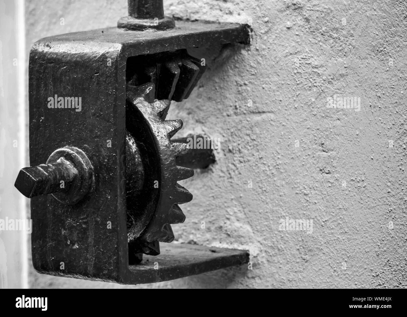 Schwarze Zahnrad an der Wand. Schwarz und Weiß, retro style Foto Stockfoto