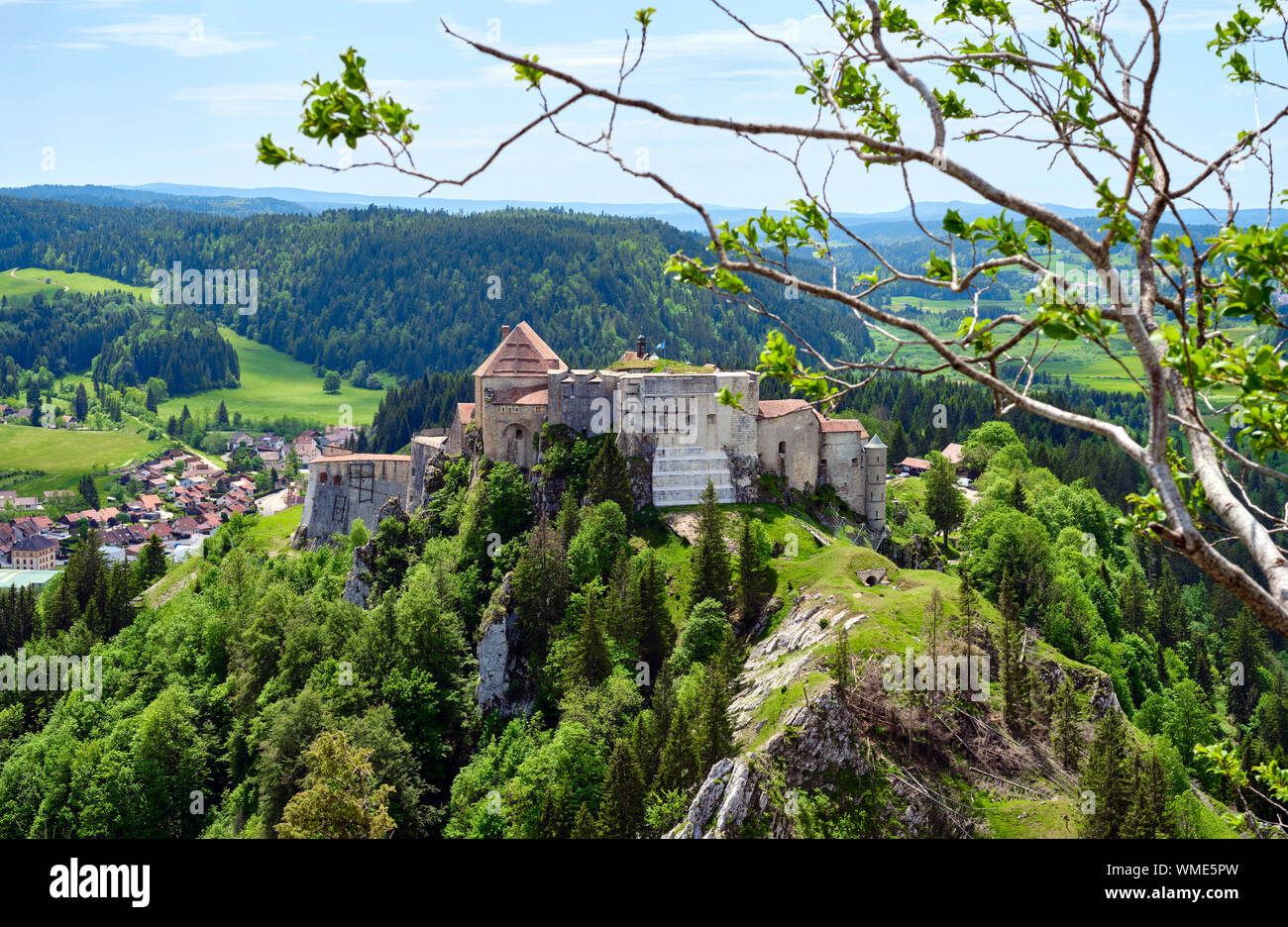 Das Fort de Joux oder Château de Joux ist ein Schloss, verwandelt in eine Festung, in La Cluse-et-Mijoux im Département des östlichen Frankreich. Stockfoto