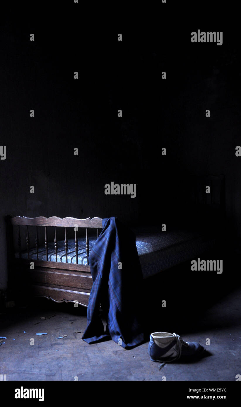Leeres Bett in Veraltete Zimmer Stockfoto
