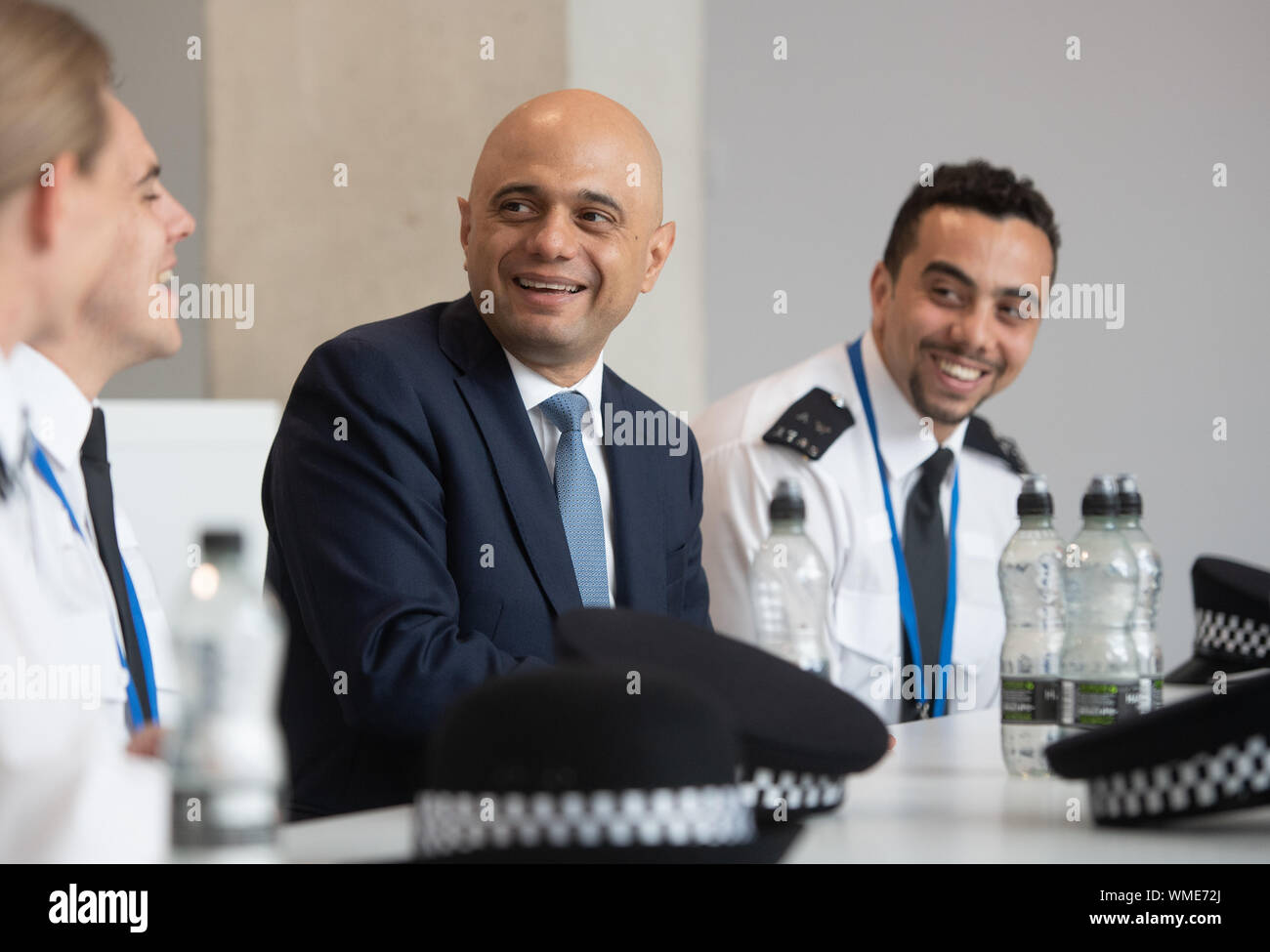 Schatzkanzler Sajid Javid erfüllt Polizeirekruten bei einem Besuch der Metropolitan Police Training College in Hendon, nördlich von London, nachdem er versprochen £ 750 Mio. in der gestrigen Ausgabe Bericht das erste Jahr der Plan, um eine zusätzliche 20.000 Polizisten rekrutieren zu finanzieren. Stockfoto