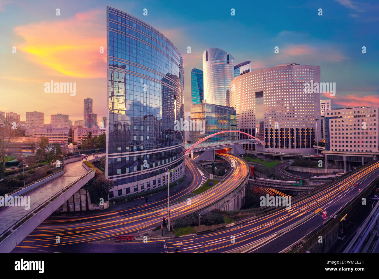 Blick in Paris mit Blick auf die leichte Wanderwege der vorbeifahrenden Autos, Frankreich Stockfoto