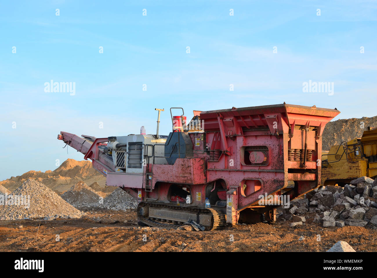 Mobile Steinbrecher Maschine von der Baustelle oder Bergbau Steinbruch für die Zerkleinerung von alten Betonplatten in Kies und die anschließende Herstellung von Zement Stockfoto