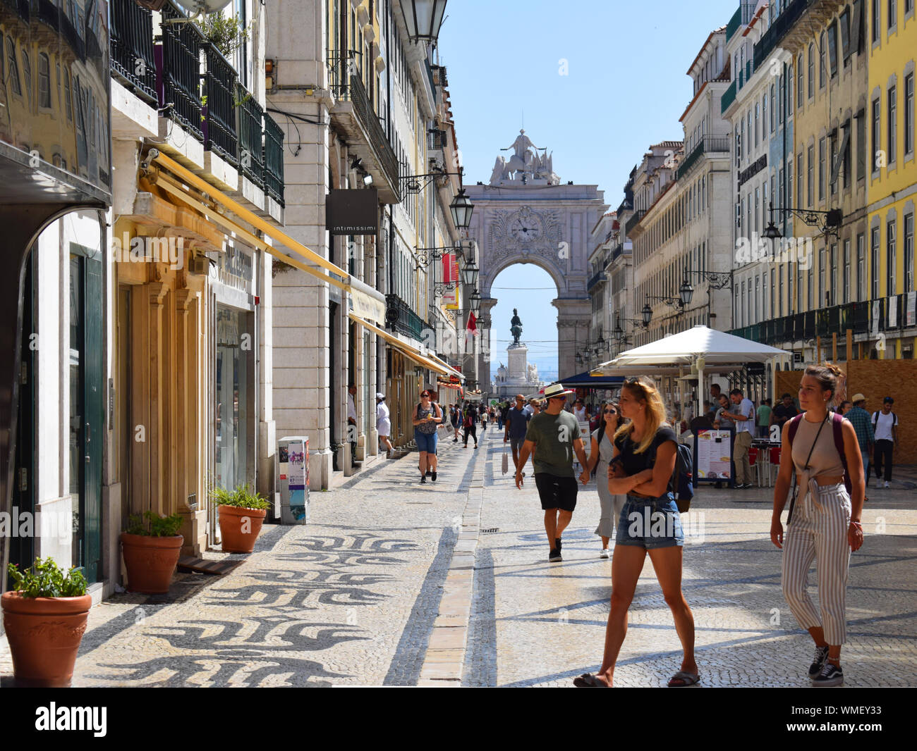 Rua Augusta in Lissabon Portugal mit der Rua Augusta Arch und Commerce Square im Hintergrund sichtbar Stockfoto
