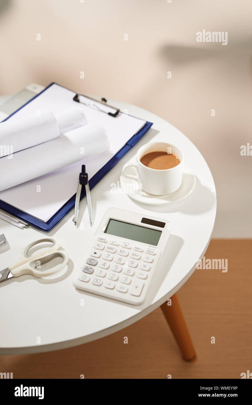 Ansicht von oben/Notebook leere Seite, Taschenrechner, Schere auf weißen Tisch Stockfoto