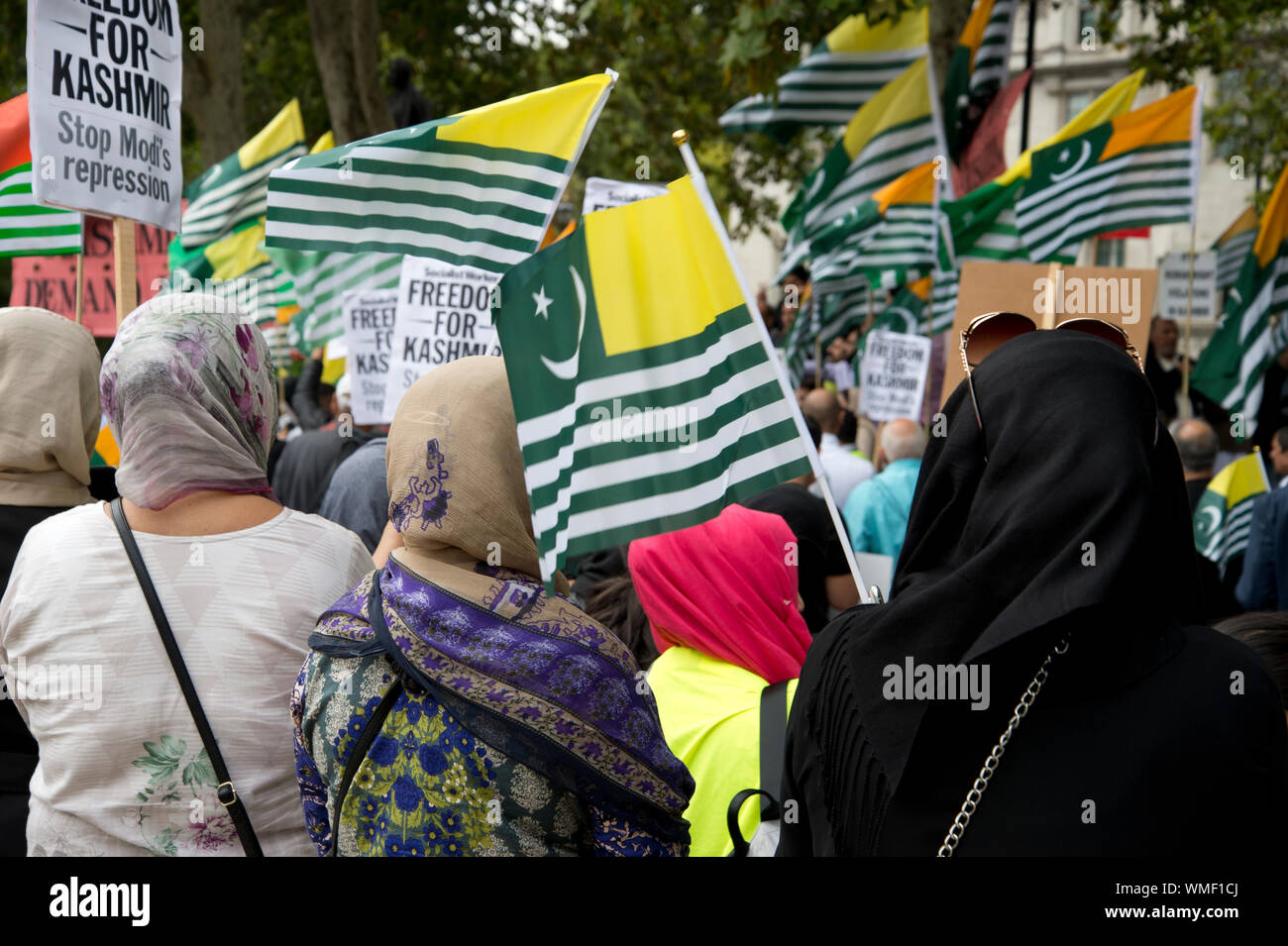 Parliament Square, Westminster, London. Protest von Kaschmiri und Pakistani, nachdem Präsident Modi der indischen Kaschmir Autonomie aufgehoben Stockfoto