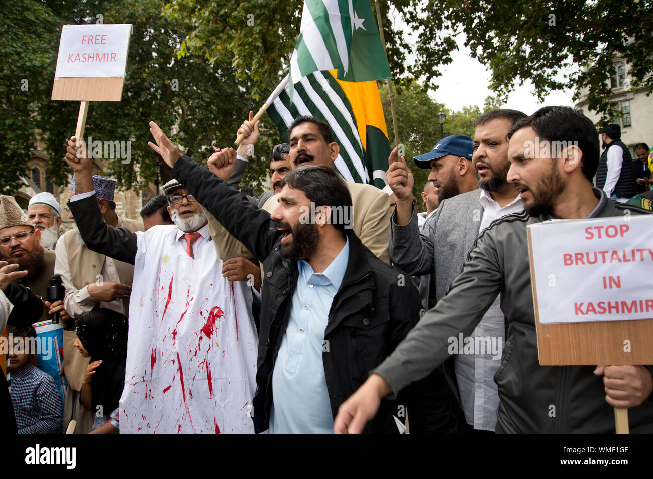 Parliament Square, Westminster, London. Protest von Kaschmiri und Pakistani, nachdem Präsident Modi der indischen Kaschmir Autonomie aufgehoben Stockfoto