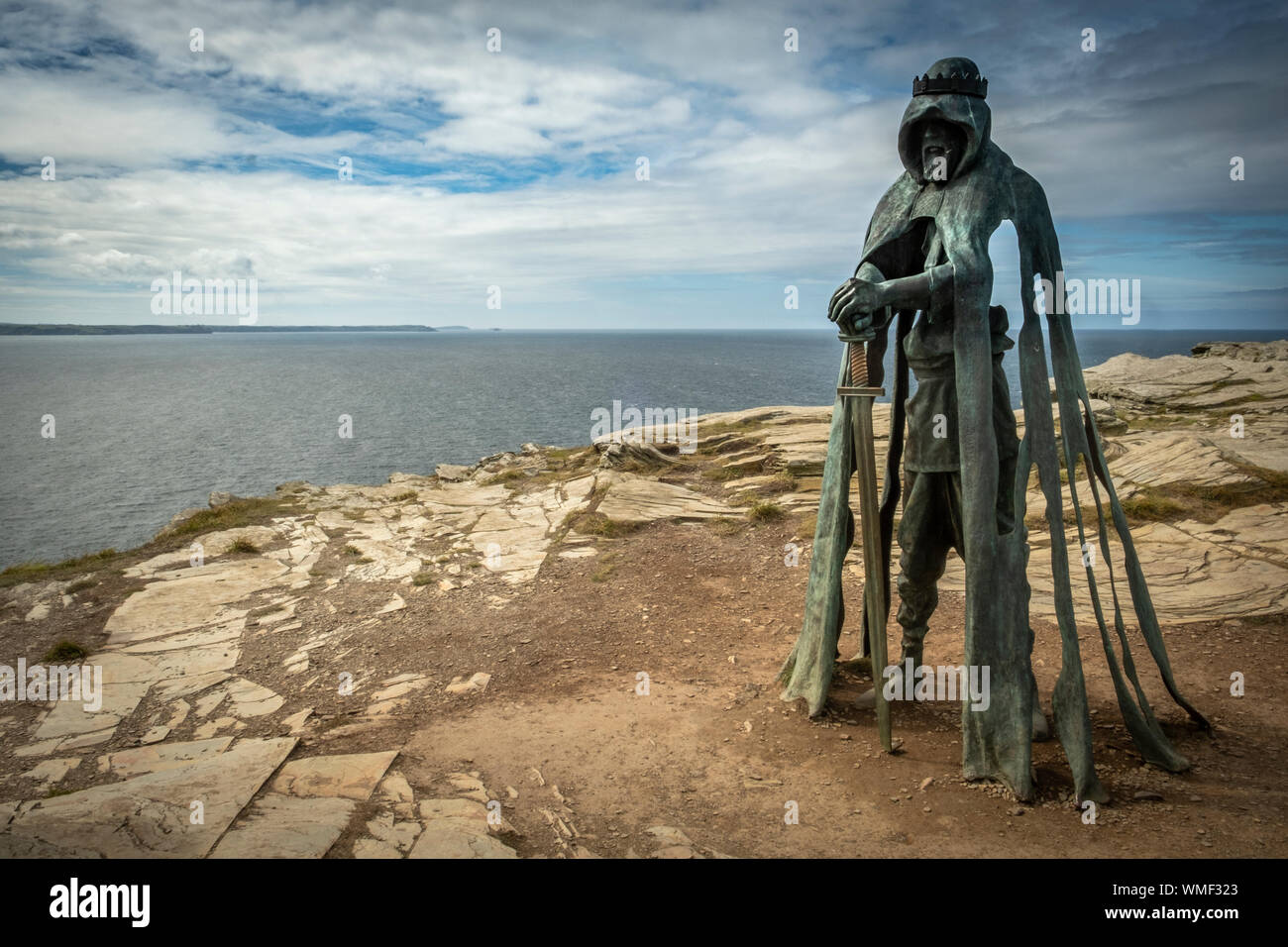 Die gallos Statue von König Arthur auf Burg Tintagel in Cornwall Stockfotografie Alamy