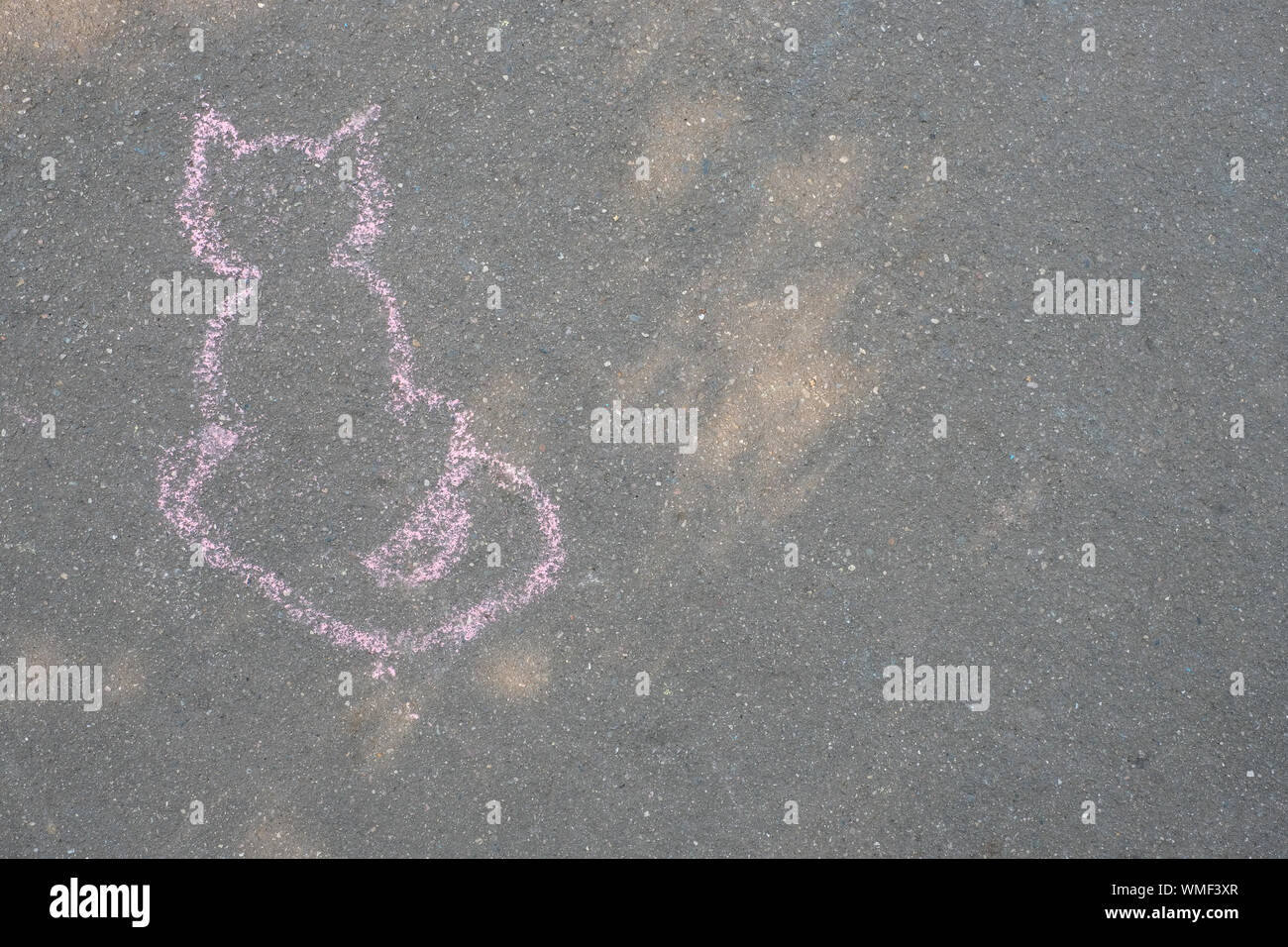 Kreidezeichnung von Katzen auf Asphalt. Kinder Kreativität im Sommer, die Entwicklung der Phantasie Stockfoto