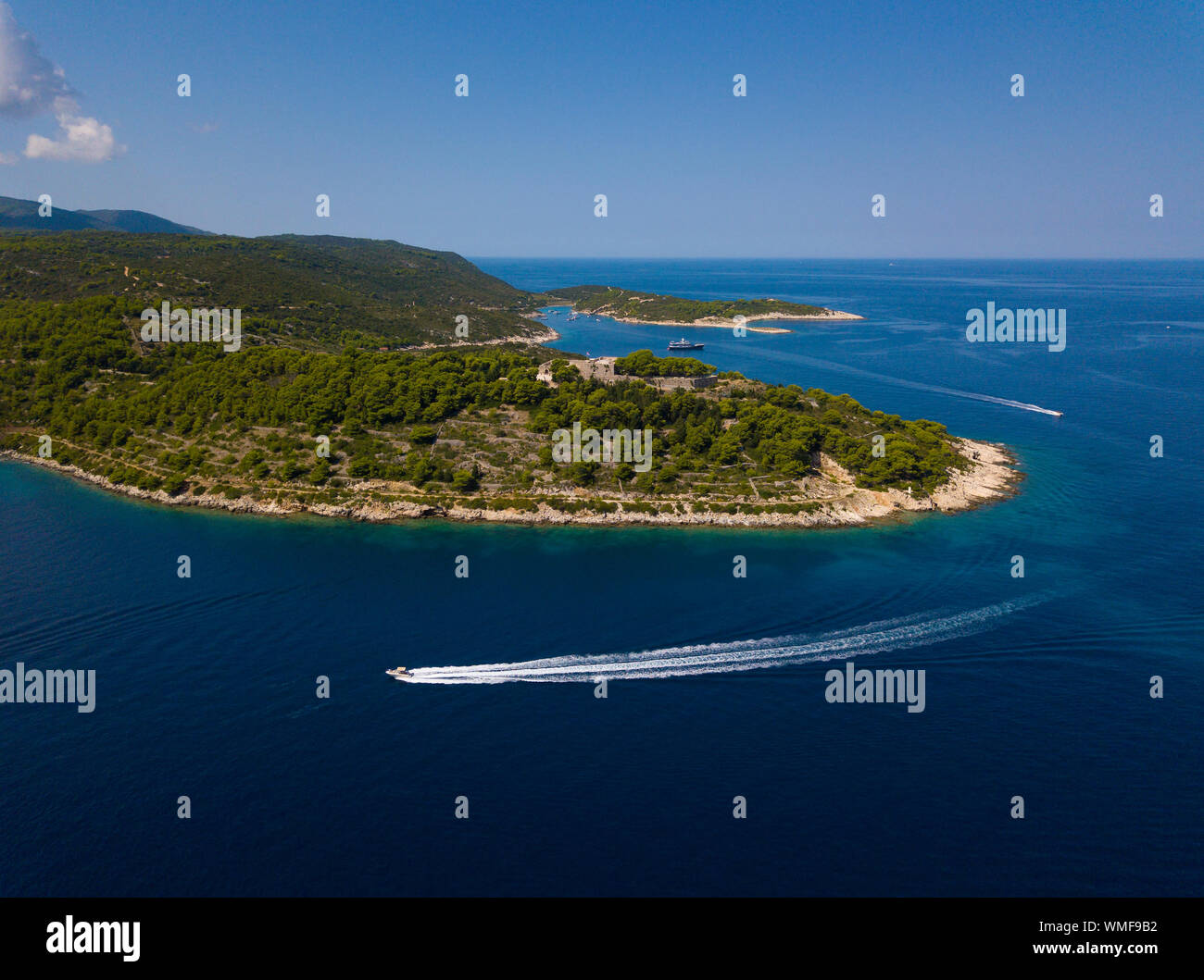 Luftaufnahme von Fort George, die mit dem Übertragen von Boot, Insel Vis, Kroatien. Stockfoto