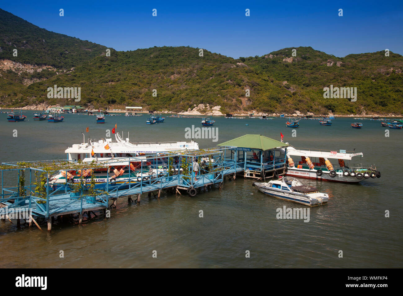 Anlegestelle für Ausflugsschiffe, Bucht bei Vinh Hy, South China Sea, Ninh Thuan, Vietnam Stockfoto