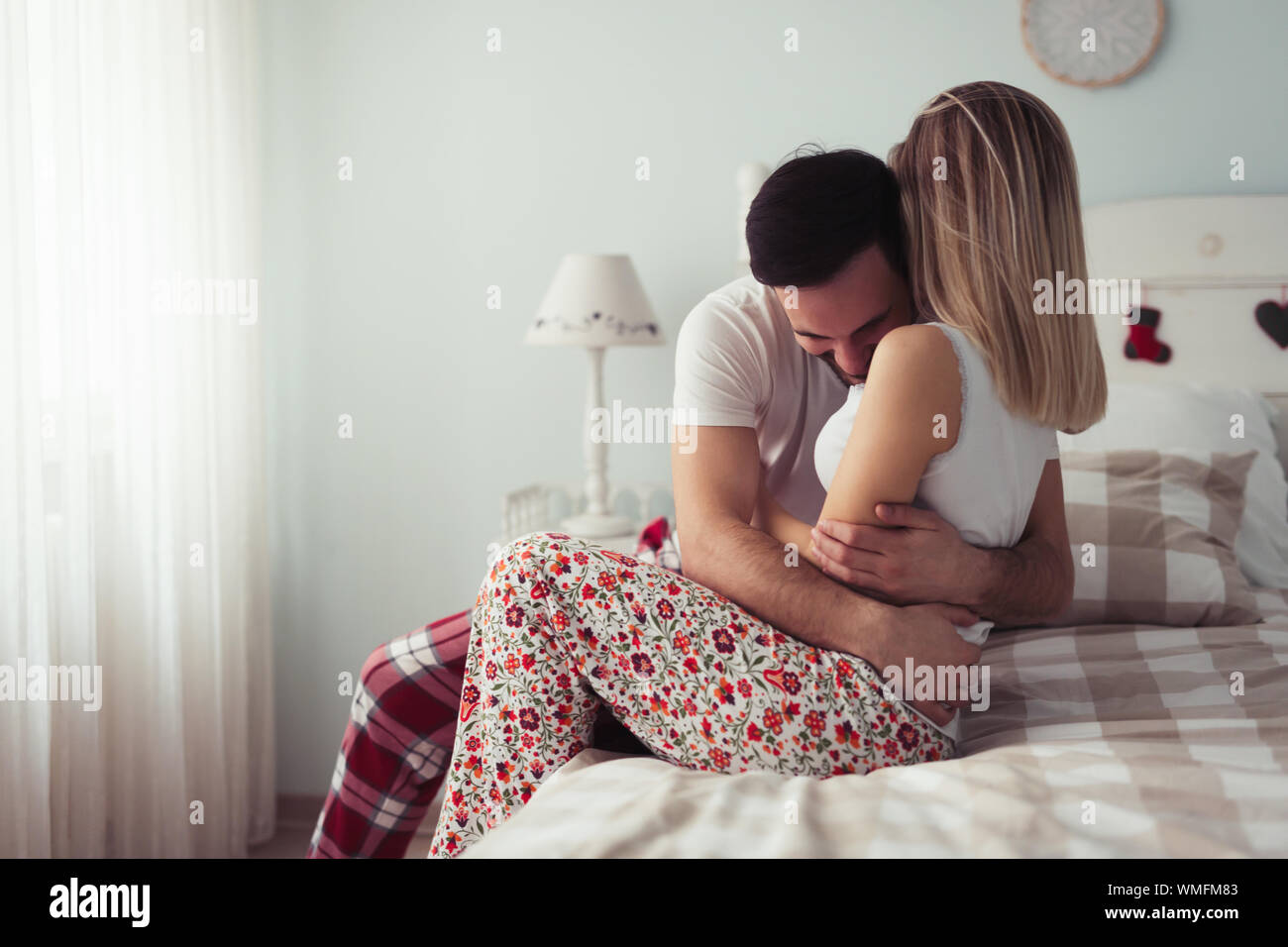 Junges Paar in romantische Zeit im Schlafzimmer Stockfoto