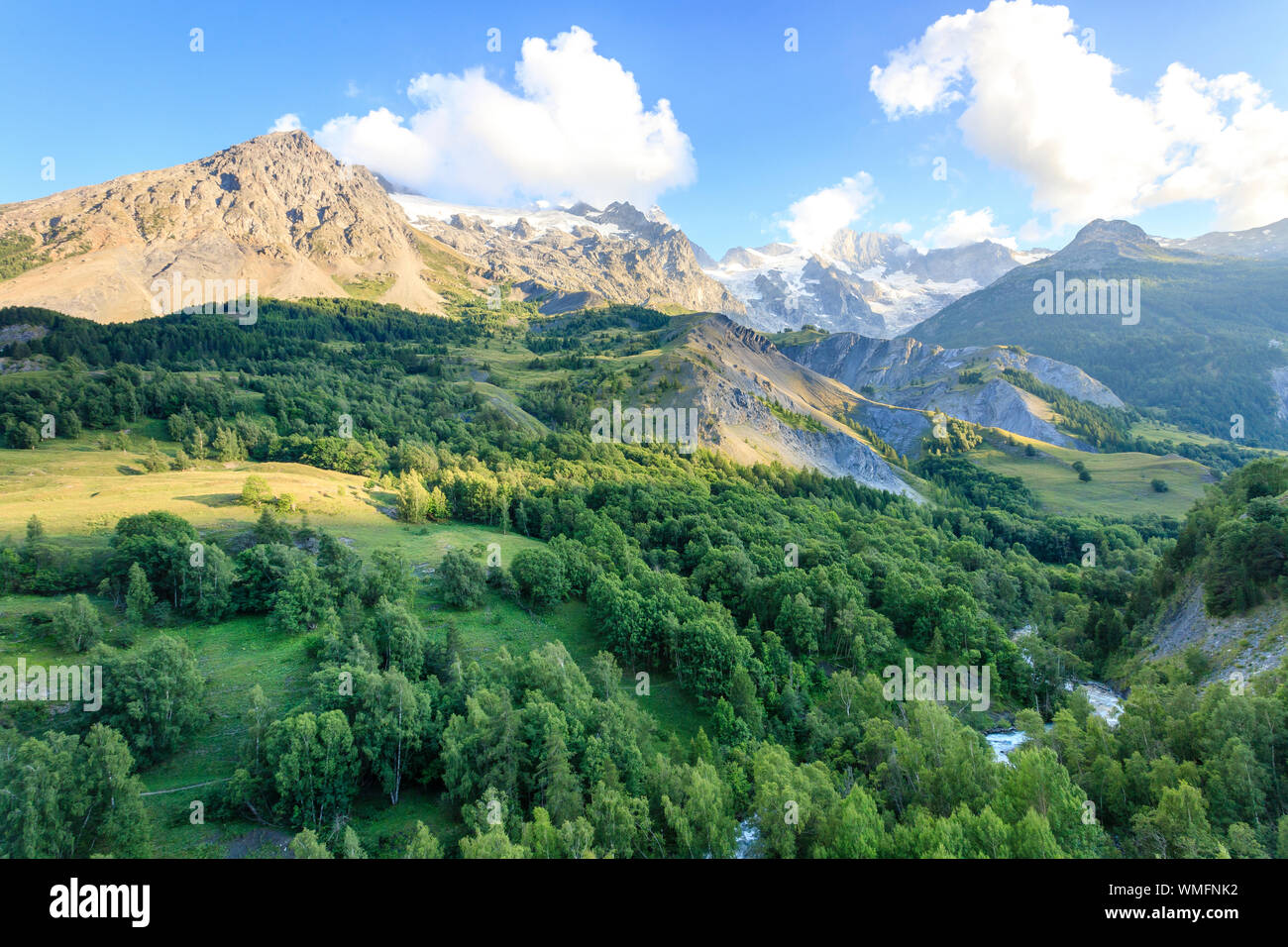 Frankreich, Hautes Alpes, Nationalpark Ecrins, Oisans, La Grave, beschriftet mit den schönsten Dörfern von Frankreich, Meije-massivs und der Romanche (Fluss und Stockfoto