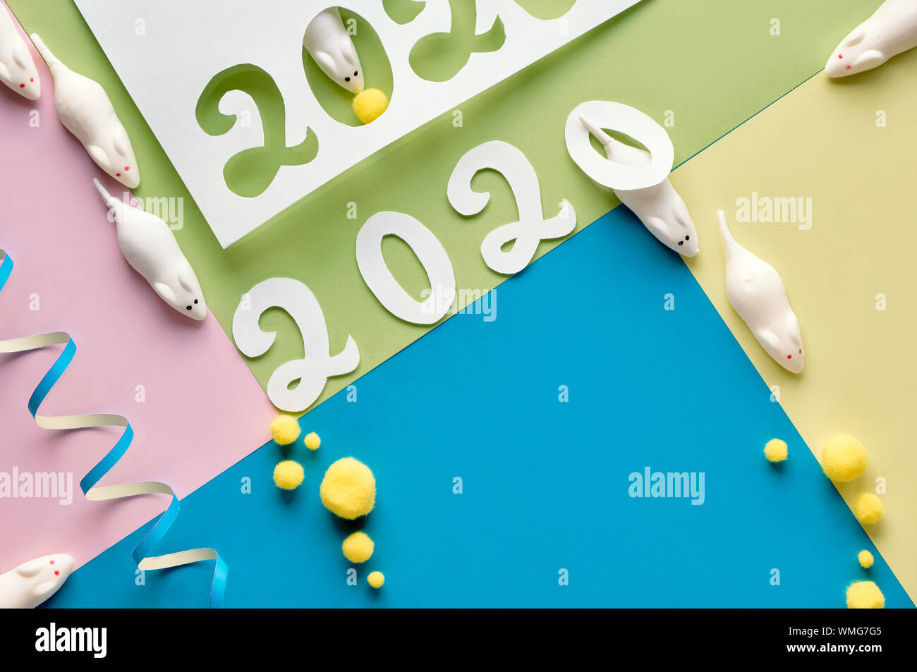 Frohes Neues Jahr 2020! Blick von oben auf die festliche diagonal geometrische Papier Hintergrund mit Zahlen. Flach mit Serpentine und dekorative weichen Kugeln in einfügen Stockfoto