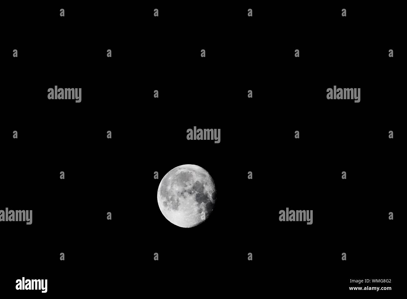 Idyllische Schuß von Gibbous Mond gegen Himmel bei Nacht Stockfoto