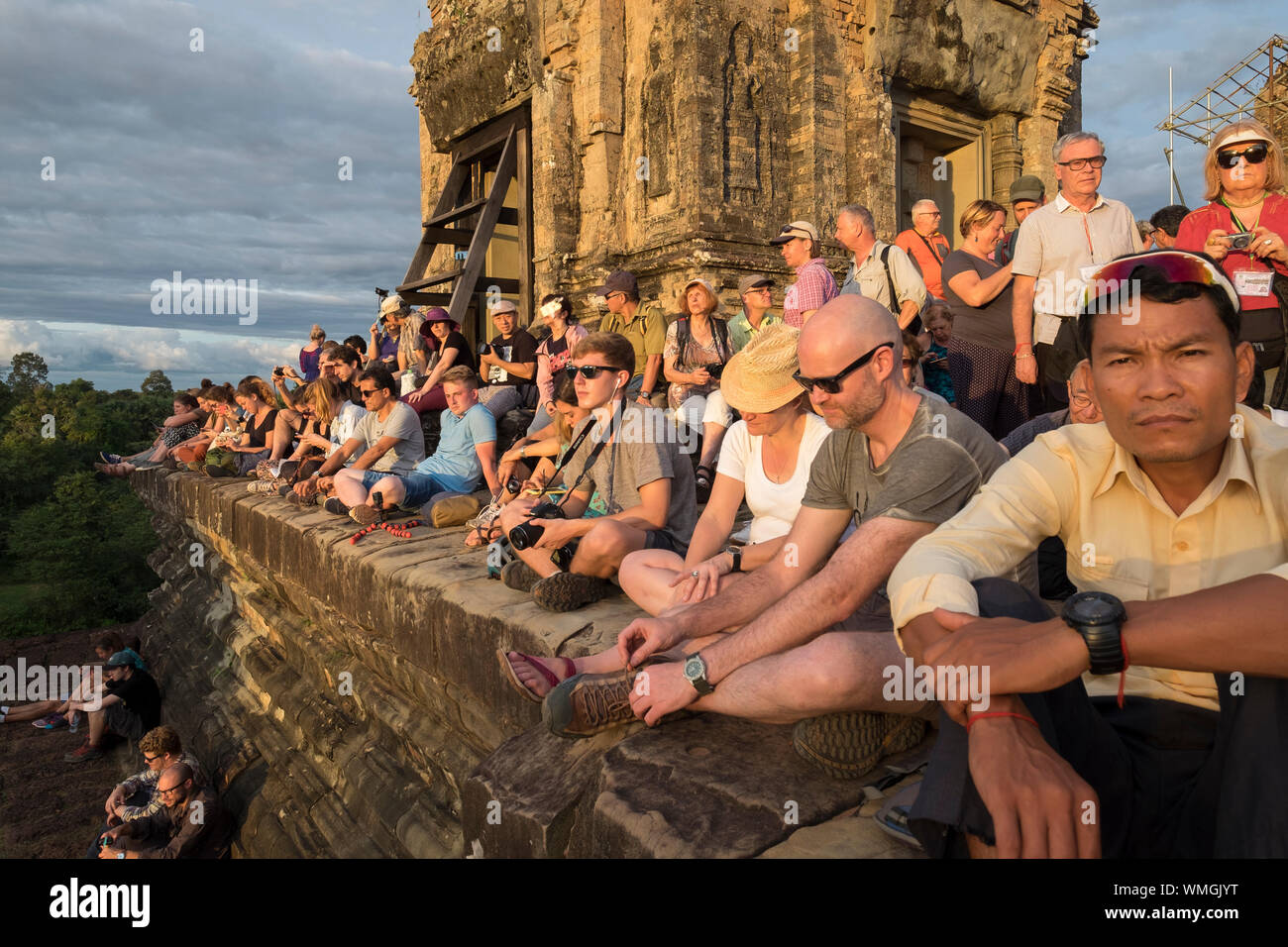 Leute für die Position der Sonnenuntergang Zeugnis von der Pre Rup Tempel in Angkor in Siem Reap, Kambodscha zu. Stockfoto