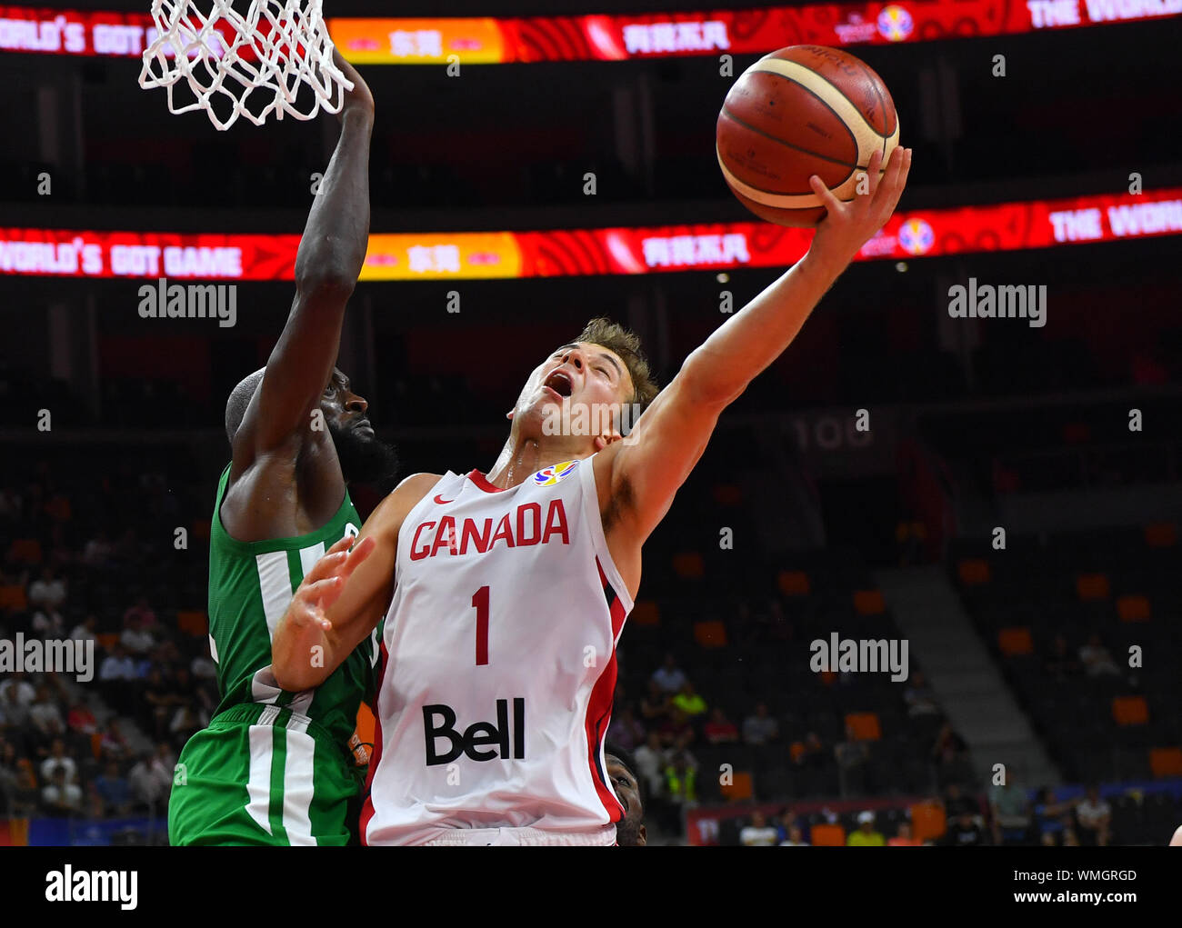 Dongguan, Guangdong Provinz Chinas. 5. Sep 2019. Kevin Pangos (R) von Kanada geht an den Korb während der Gruppe H Übereinstimmung zwischen Senegal und Kanada an der FIBA WM 2019 in Dongguan, Provinz Guangdong im Süden Chinas, Sept. 5, 2019. Credit: Zhu Zheng/Xinhua/Alamy leben Nachrichten Stockfoto