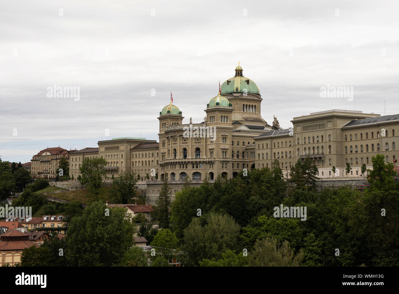 Die Rückseite des Schweizer Bundeshaus (Parlamentsgebäude) in Bern, Schweiz, an einem bewölkten Tag. Stockfoto