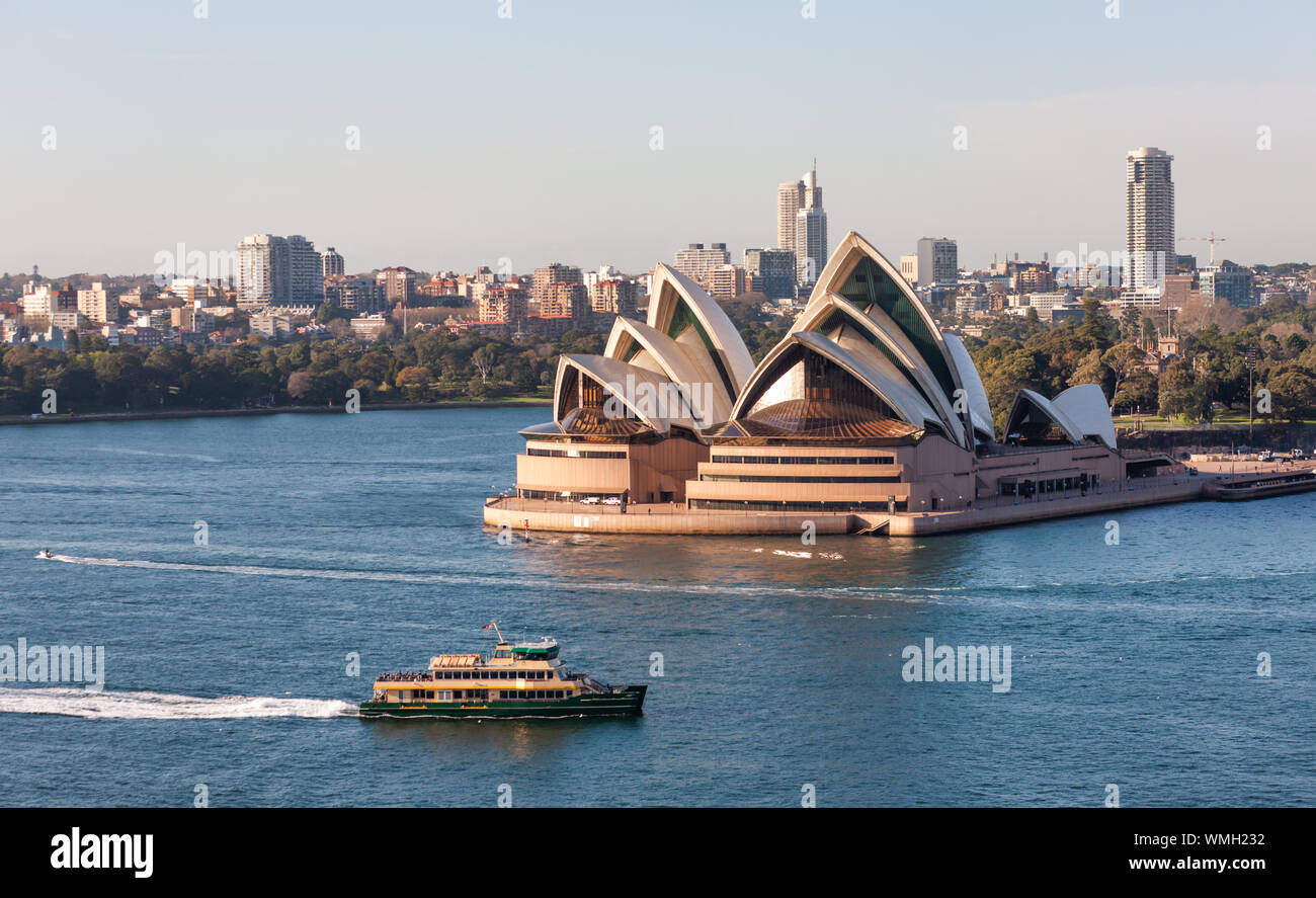 Fähre im Hafen von Sydney mit Opernhaus in den Hintergrund. Blue Sky. Hafenrundfahrt. Stockfoto