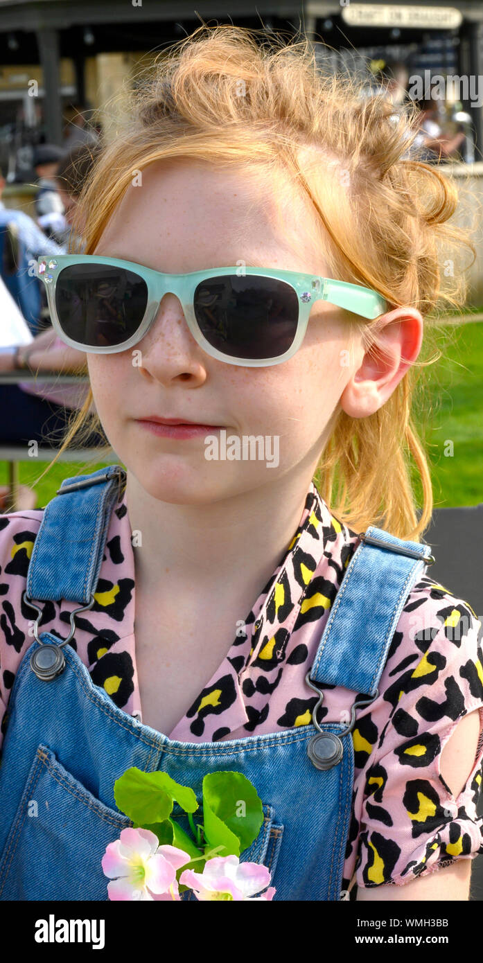 Jungen weißen englischen Mädchen - 7 Jahre alt - Sonnenbrille tragen. Stockfoto