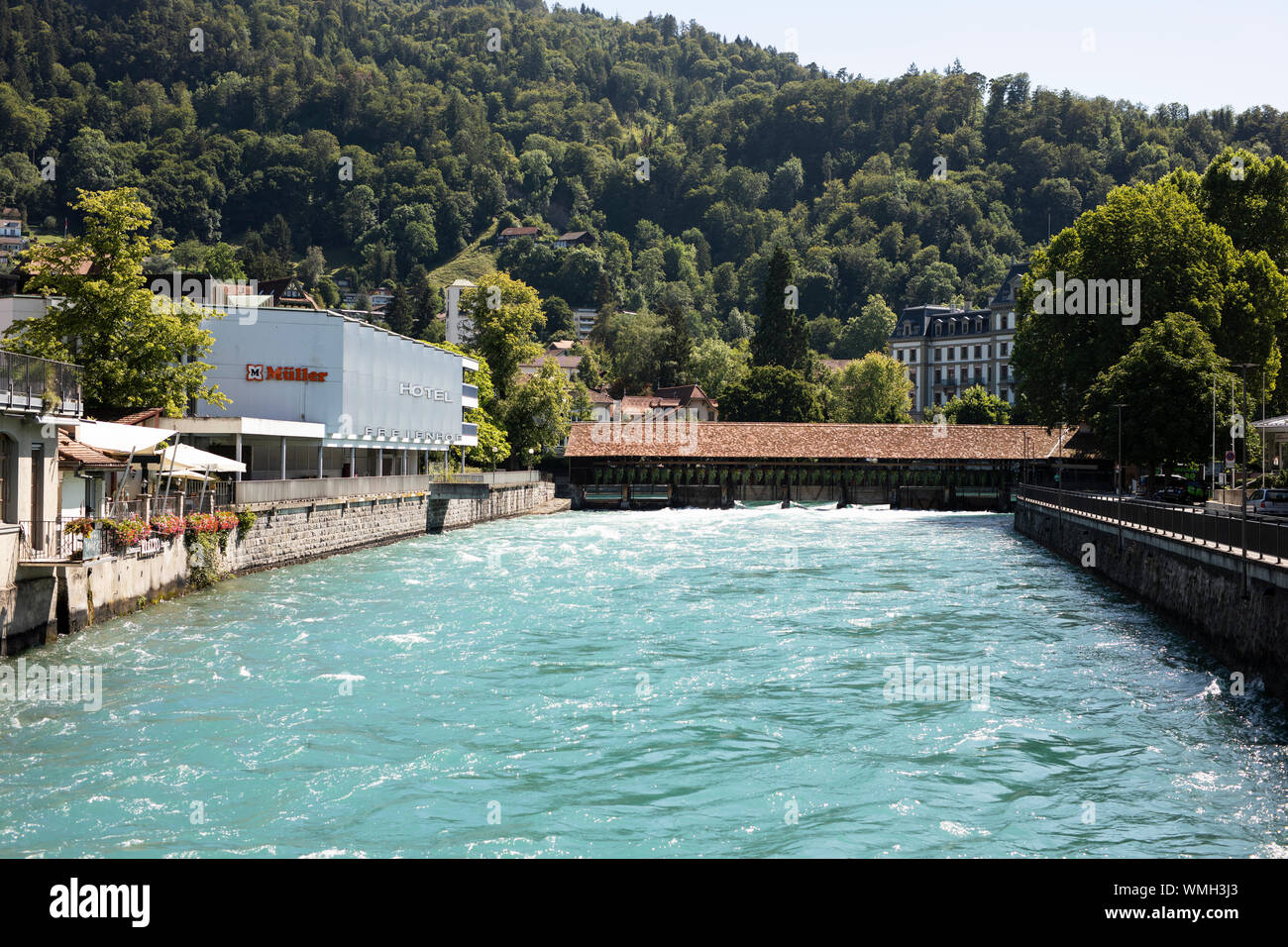 Die Flusswelle, ein beliebter Ort zum Surfen, und die Obere Schleuse, Brücke über die Aare in Thun in der Schweiz. Stockfoto