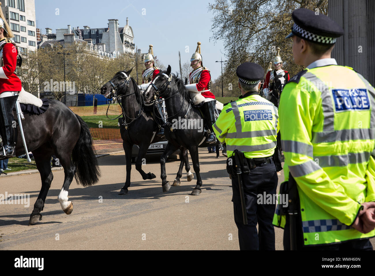 Aussterben Rebellion Demonstranten versammeln sich in Hyde Park Corner weiterhin das Klima Protest durch Marble Arch versammeln in Piccadilly Circus, Großbritannien Stockfoto