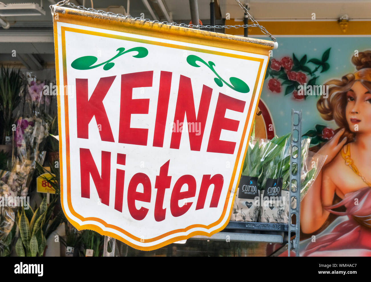 Banner mit der deutsche Text "Keine Nieten' für 'keine Leerzeichen" auf einem Rummelplatz stand Stockfoto