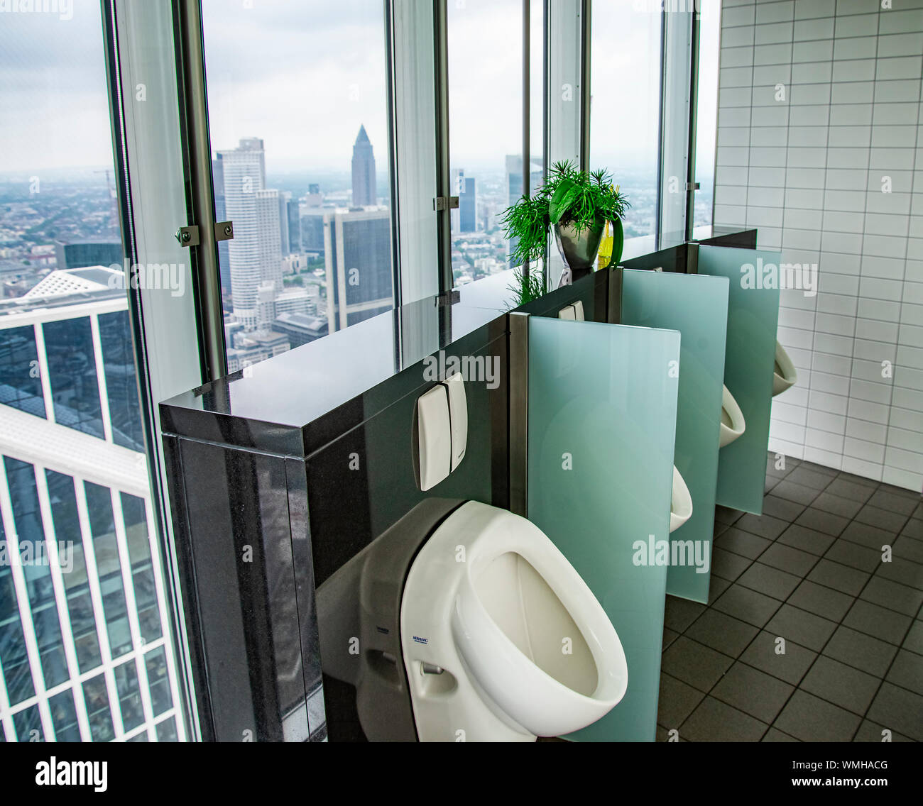 Wc in der Commerzbank mit Blick auf die Frankfurter Skyline. Stockfoto