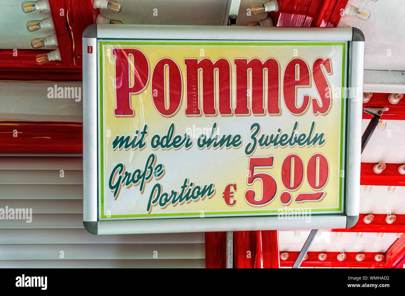 Schild mit dem Preis für eine Portion Pommes frites in einer Garküche Stockfoto