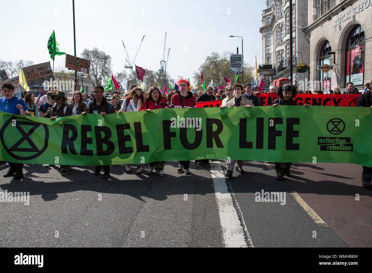 Aussterben Rebellion Demonstranten versammeln sich in Hyde Park Corner weiterhin das Klima Protest durch Marble Arch versammeln in Piccadilly Circus, Großbritannien Stockfoto
