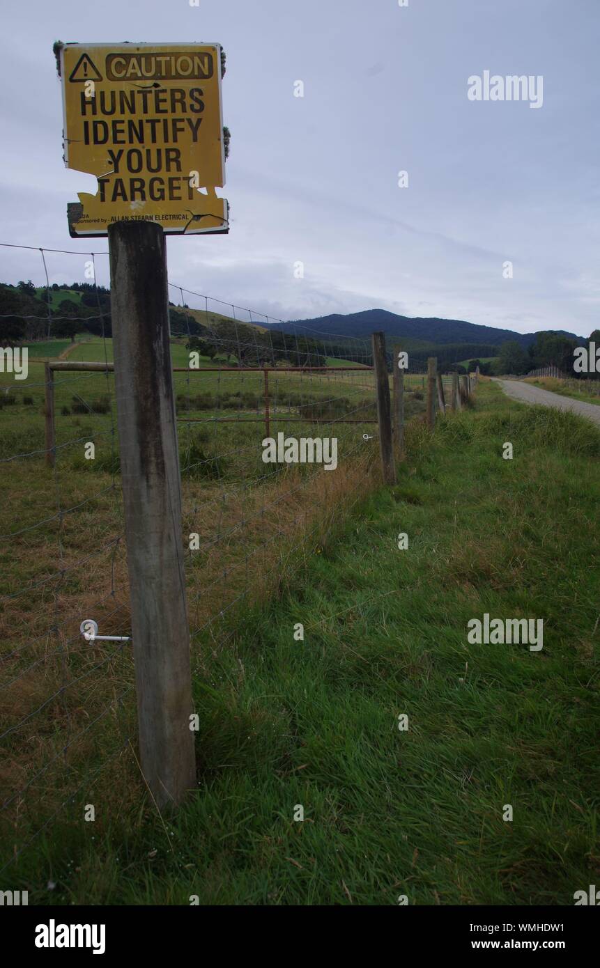 Jäger ihr Ziel identifizieren. Te Araroa Trail. Der Weg von Longwood Wald. Southland. South Island. Neuseeland Stockfoto