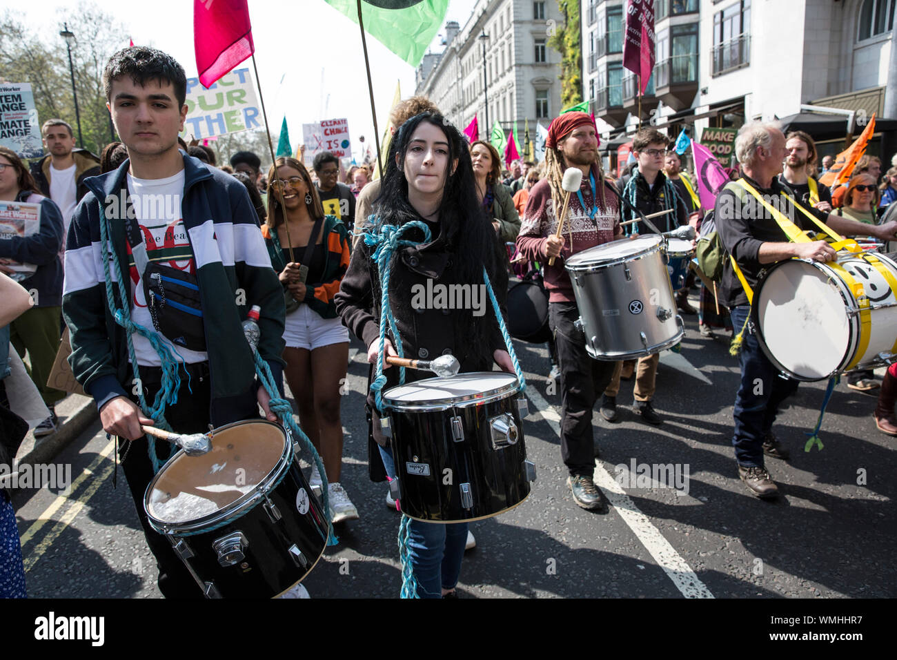 Aussterben Rebellion Demonstranten versammeln sich in Hyde Park Corner weiterhin das Klima Protest durch Marble Arch versammeln in Piccadilly Circus, Großbritannien Stockfoto