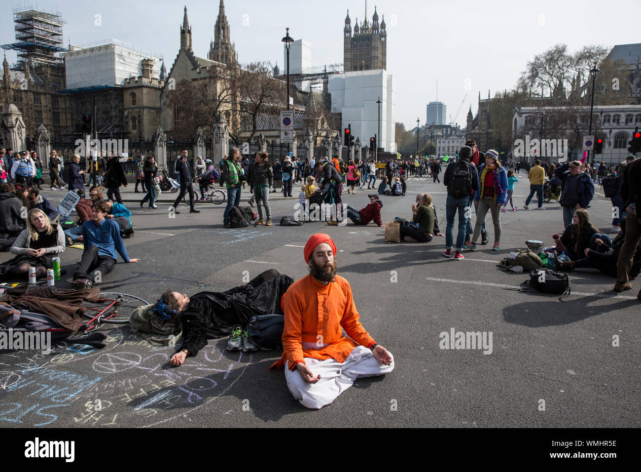 Aussterben Rebellion Demonstranten versammeln sich in Hyde Park Corner weiterhin das Klima Protest durch Marble Arch versammeln in Piccadilly Circus, Großbritannien Stockfoto